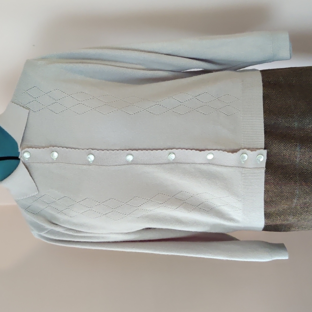 Soft sage green cardigan w diamond pattern